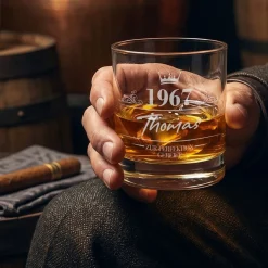 Whiskey Glas mit Gravur als Geschenk zum Geburtstag | Whiskyglas personalisiert mit Name, Jahr & Krone