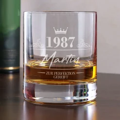 Whiskey Glas mit Gravur als Geschenk zum Geburtstag | Whiskyglas personalisiert mit Name, Jahr & Krone