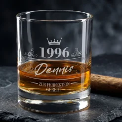 Whiskey Glas mit Gravur als Geschenk zum Geburtstag | Whiskyglas personalisiert mit Name, Jahr & Krone