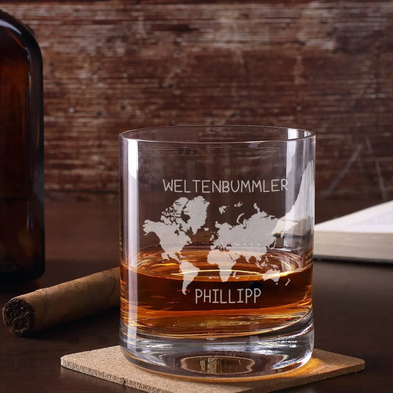 Whiskeyglas mit Weltenbummler Motiv und Namensgravur