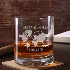 Whiskeyglas mit Weltenbummler Motiv und Namensgravur