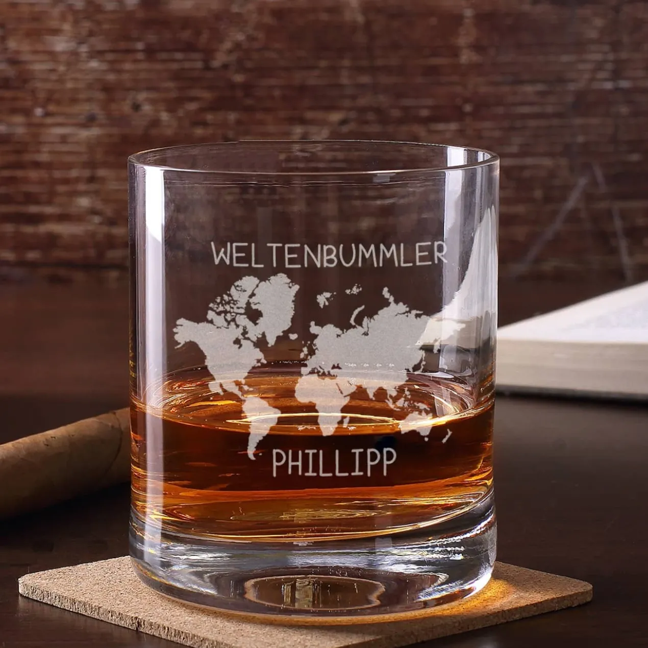 Whiskeyglas mit Weltenbummler Motiv und Namensgravur