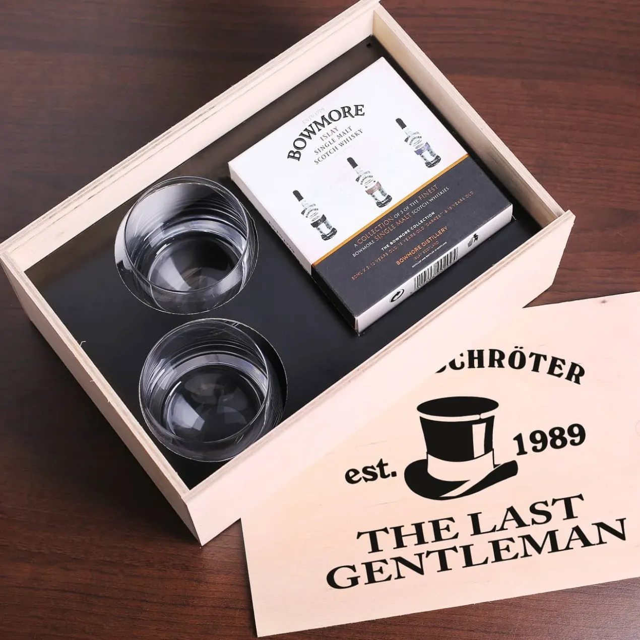 Whiskeyset mit 2 Gläsern und Bowmore Whisky für den Gentleman