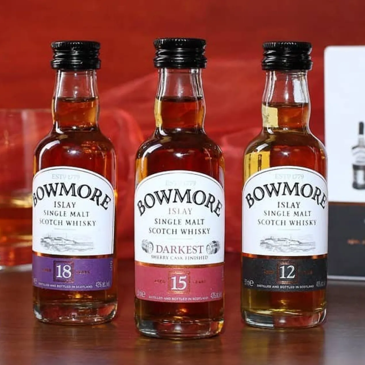 Whiskeyset mit 2 Gläsern und Bowmore Whisky für den Gentleman