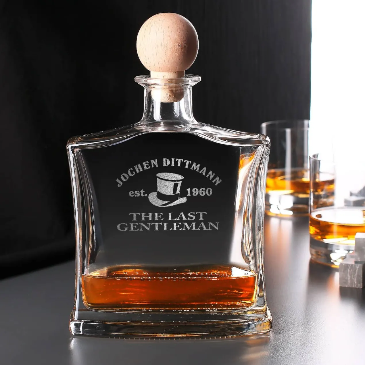 Whiskyflasche, Whiskysteine und Gläser im Set