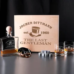 Whiskyflasche, Whiskysteine und Gläser im Set