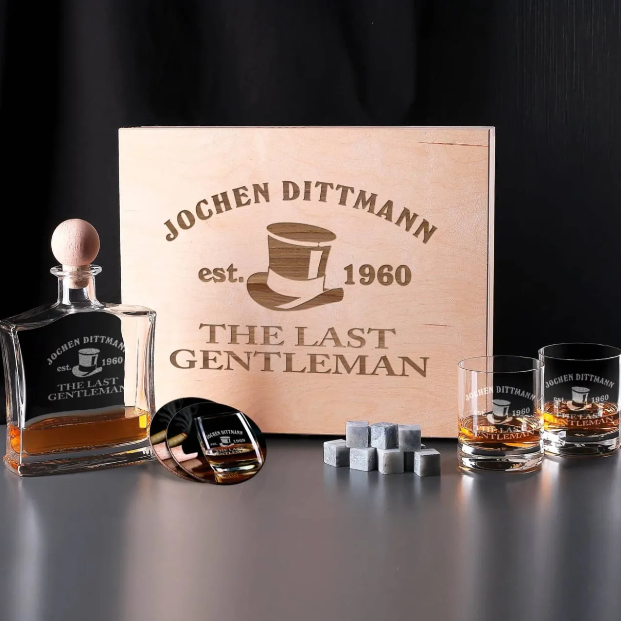 Whiskyflasche, Whiskysteine und Gläser im Set