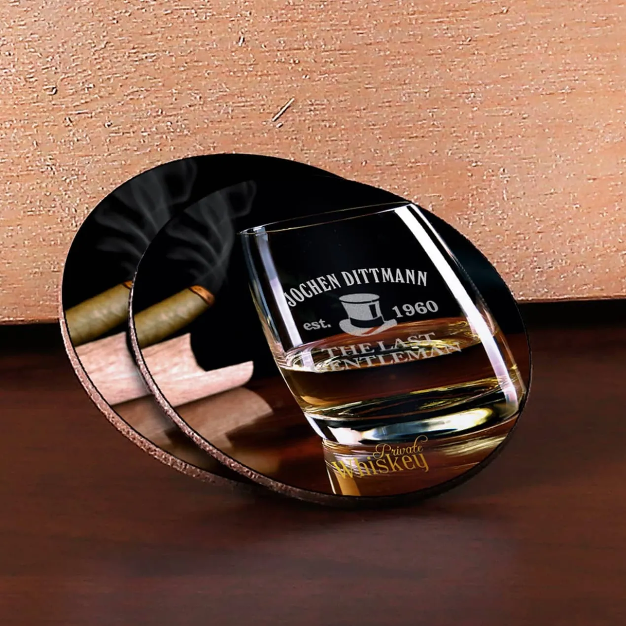 Whiskyflasche, Whiskysteine und Gläser im Set
