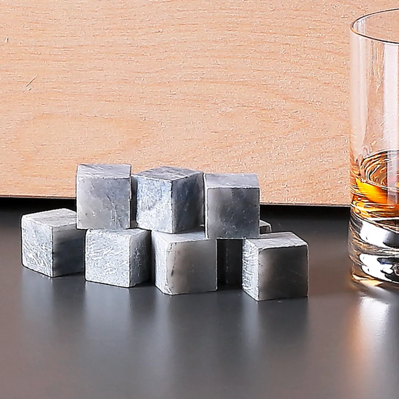 Whiskyflasche, Whiskysteine und Gläser im Set