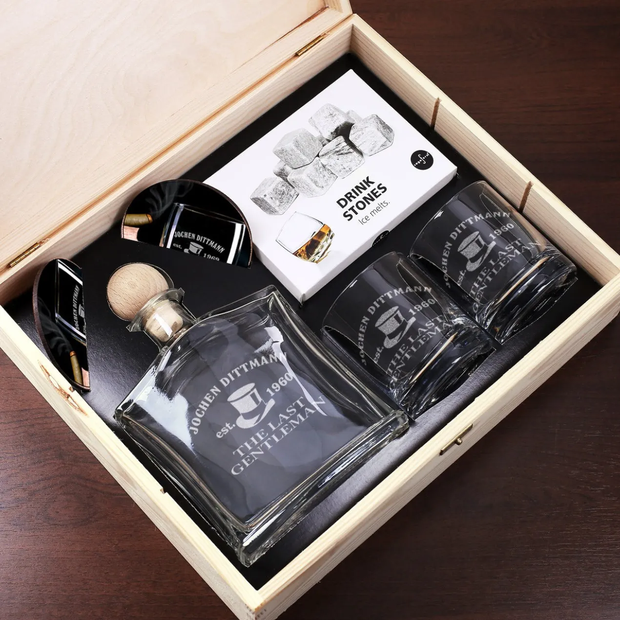 Whiskyflasche, Whiskysteine und Gläser im Set