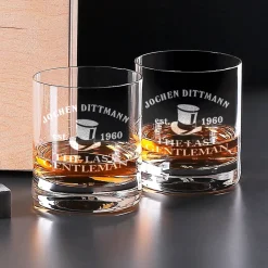Whiskyflasche, Whiskysteine und Gläser im Set