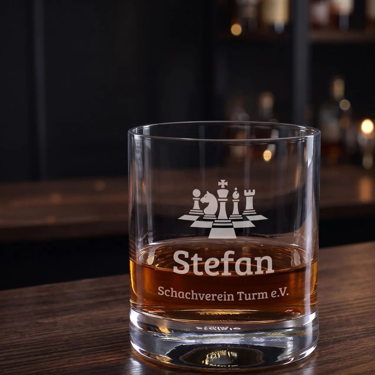 Whisky Glas für Schachspieler personalisiert mit Gravur | Whiskeyglas mit Schachfiguren Motiv