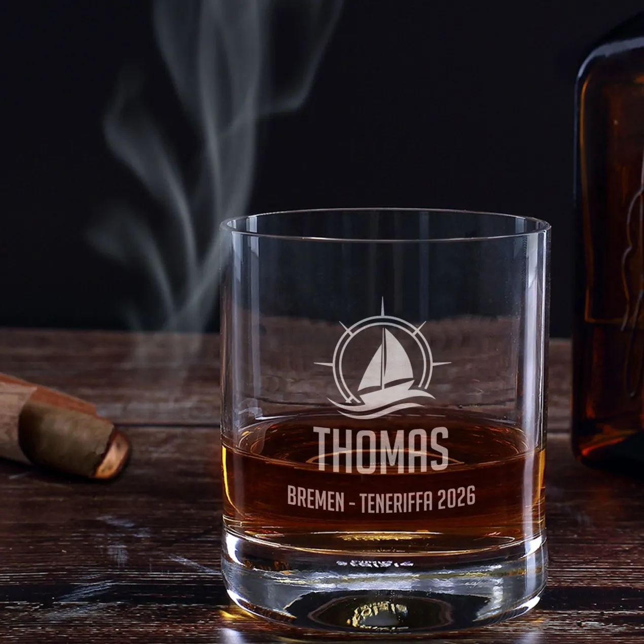 Whisky Glas zum Segeln personalisiert mit Gravur | 320 ml Whiskeyglas mit Segelboot Motiv