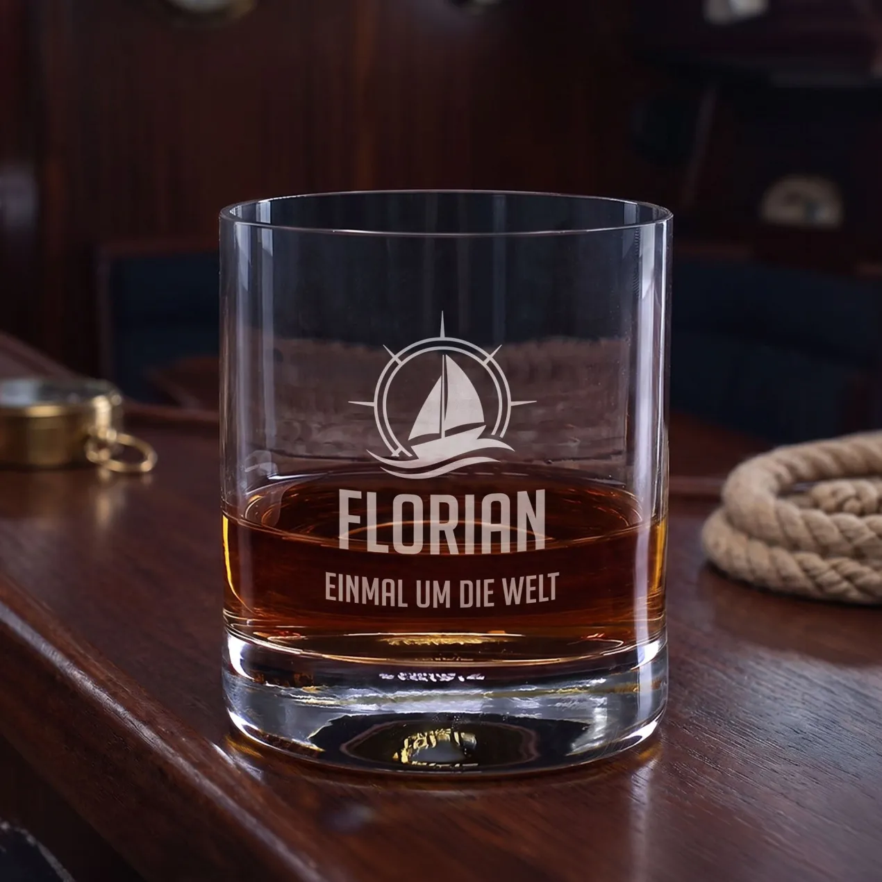 Whisky Glas zum Segeln personalisiert mit Gravur | 320 ml Whiskeyglas mit Segelboot Motiv