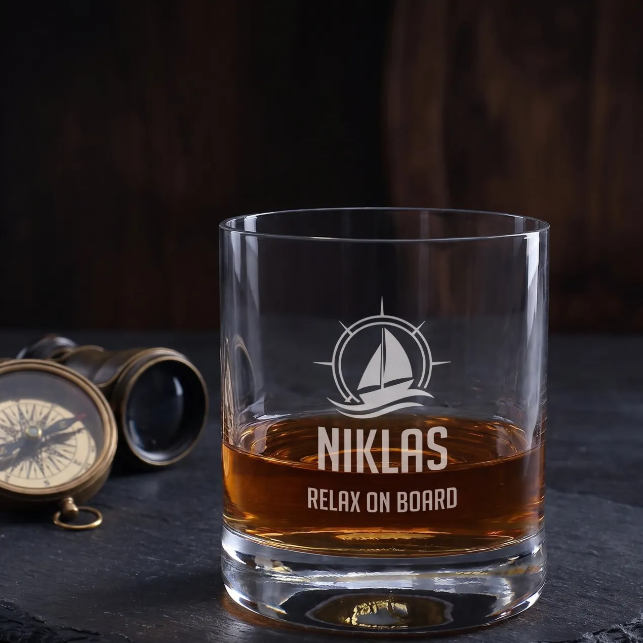 Whisky Glas zum Segeln personalisiert mit Gravur | 320 ml Whiskeyglas mit Segelboot Motiv