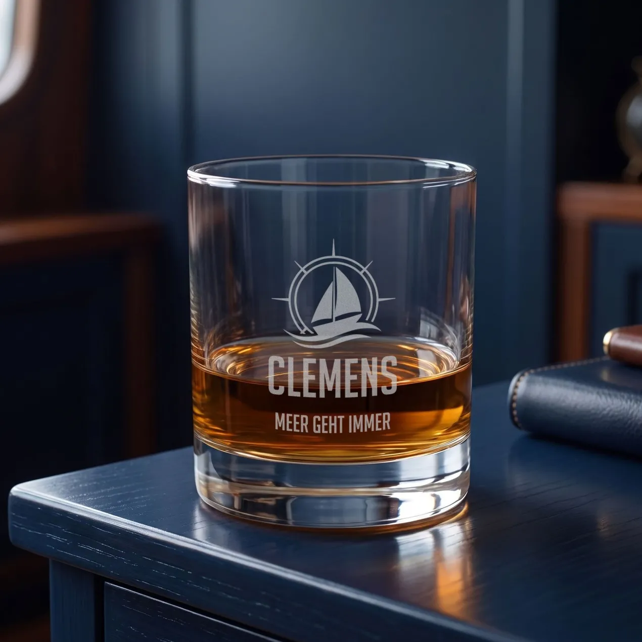 Whisky Glas zum Segeln personalisiert mit Gravur | 320 ml Whiskeyglas mit Segelboot Motiv