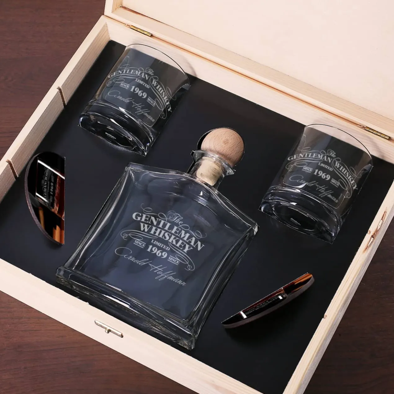 Whiskykaraffe mit Whiskygläsern und Untersetzer im Set in gravierter Holzbox
