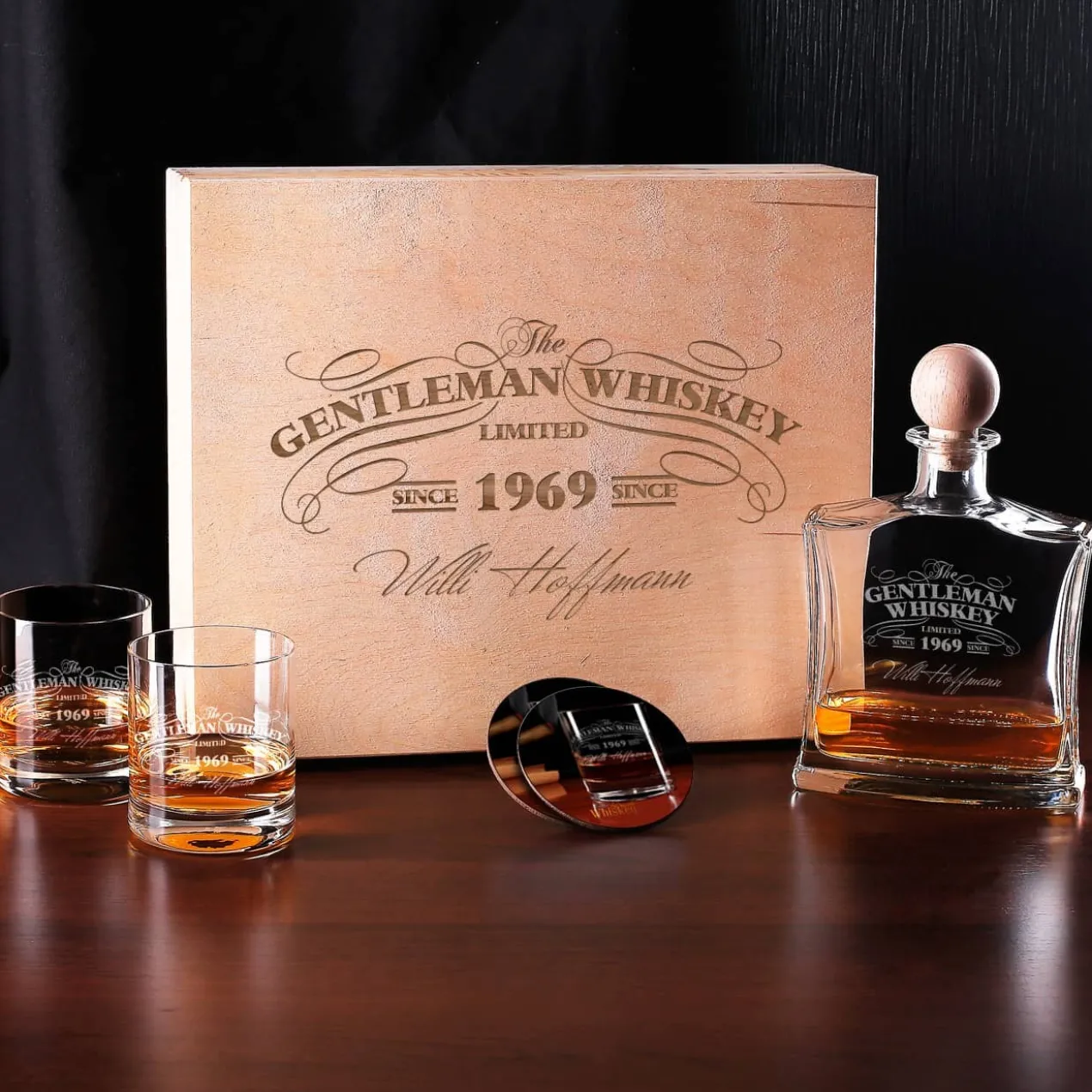 Whiskykaraffe mit Whiskygläsern und Untersetzer im Set in gravierter Holzbox