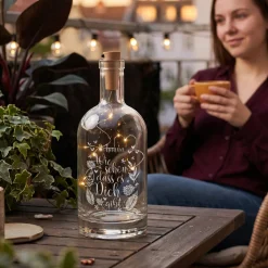 Wie schön, dass es Dich gibt. - LED Glaskaraffe mit Namensgravur