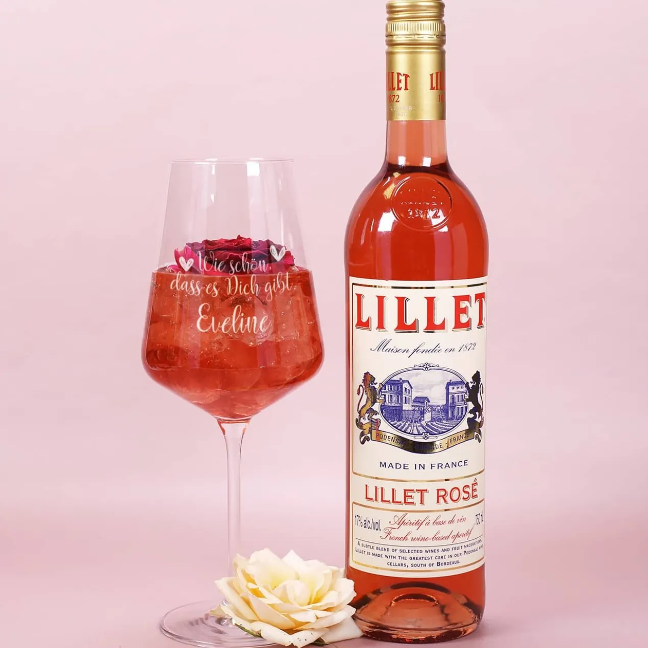 Wie schön, dass es Dich gibt - Lillet Geschenkset mit graviertem Glas und Präsentbox