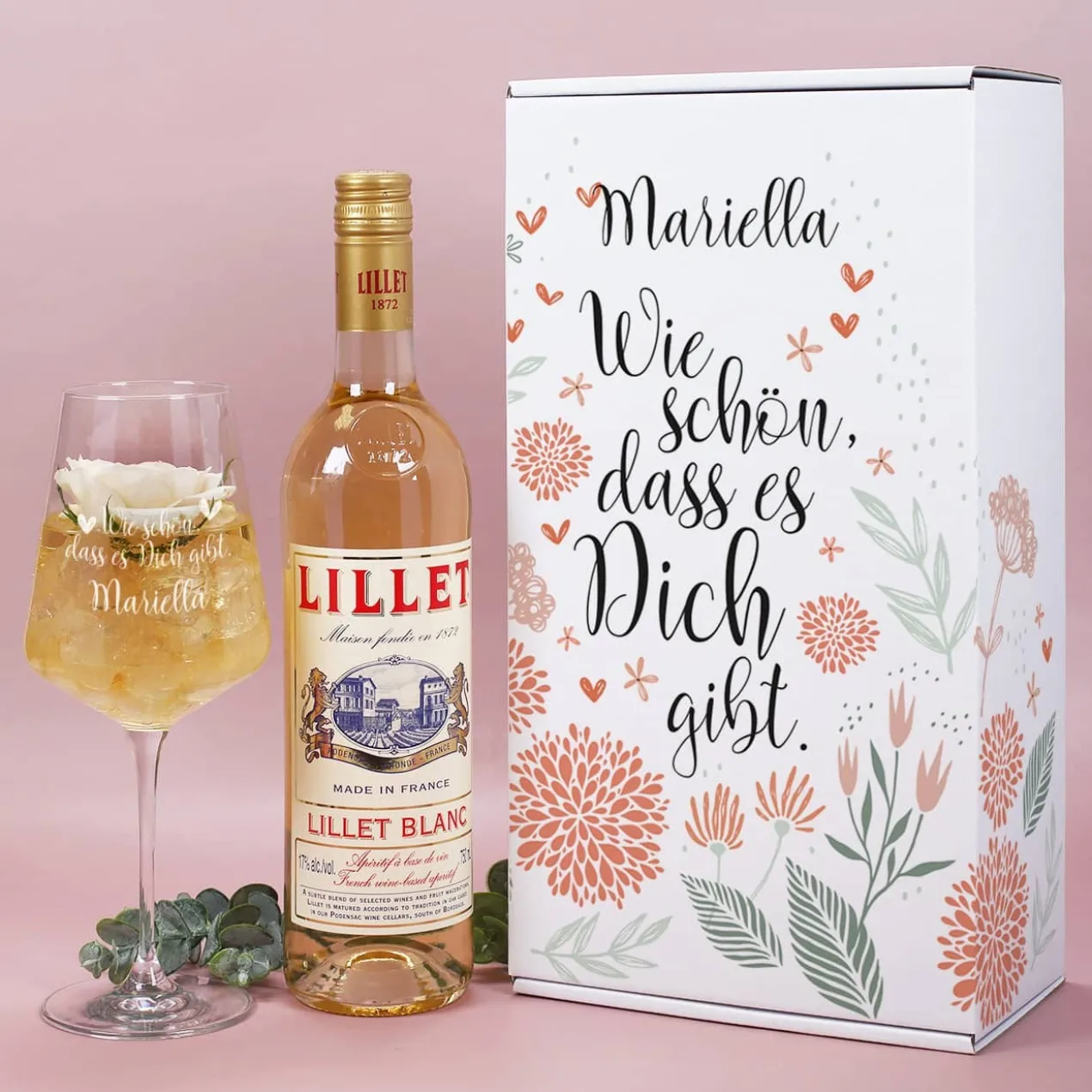 Wie schön, dass es Dich gibt - Lillet Geschenkset mit graviertem Glas und Präsentbox
