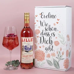 Wie schön, dass es Dich gibt - Lillet Geschenkset mit graviertem Glas und Präsentbox