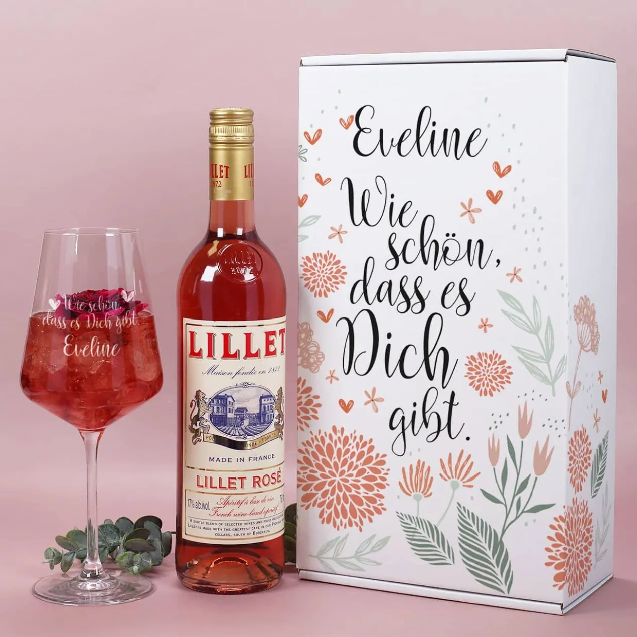 Wie schön, dass es Dich gibt - Lillet Geschenkset mit graviertem Glas und Präsentbox