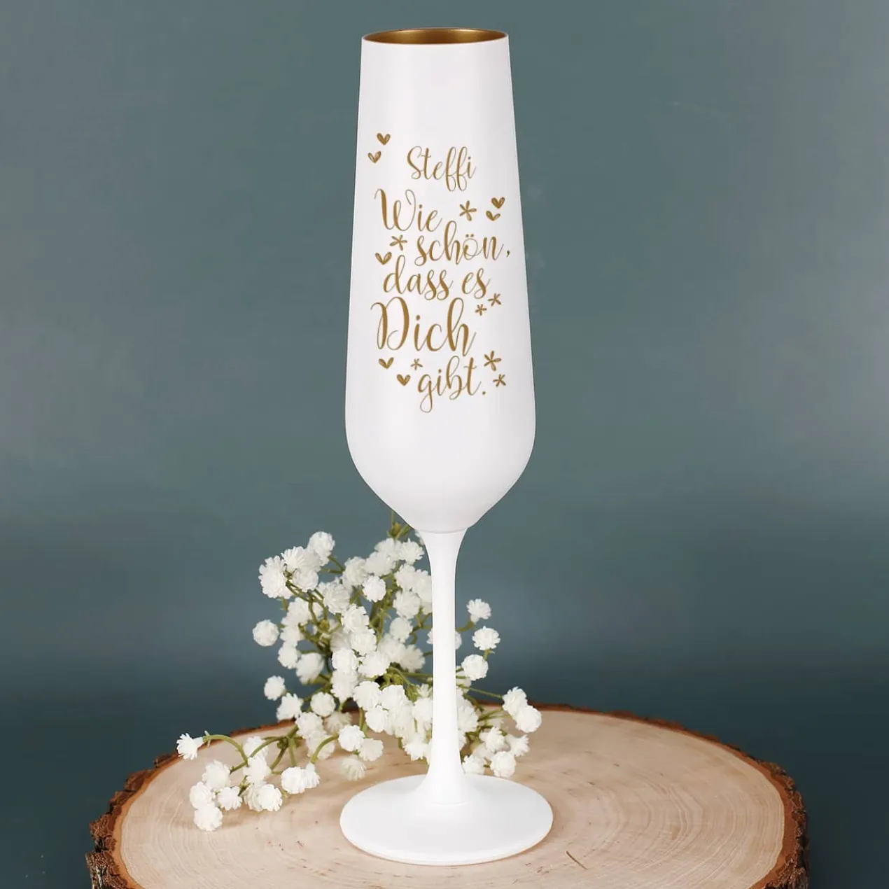 Wie schön, dass es Dich gibt. - Sektglas in weiß-gold mit Ihrem Wunschnamen