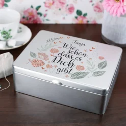 Wie schön, dass es Dich gibt. - Teebox aus Metall mit Ihrem Wunschnamen bedruckt
