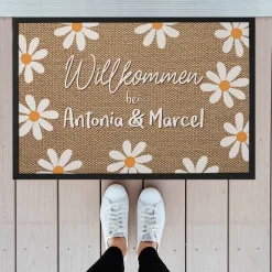 Willkommen bei - Fußmatte mit Blumenmotiv und Ihren Wunschnamen