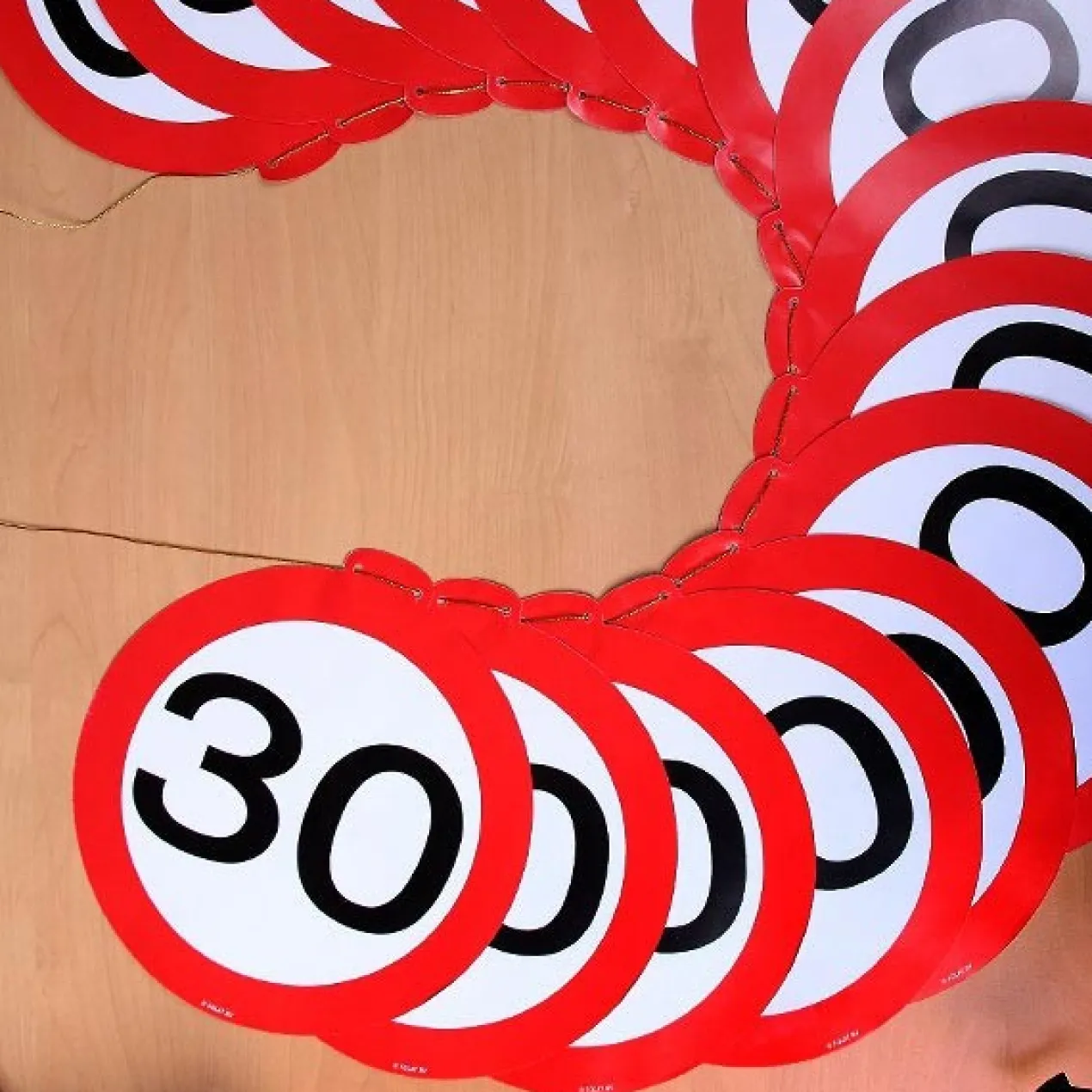 Wimpelkette Verkehrsschild 30
