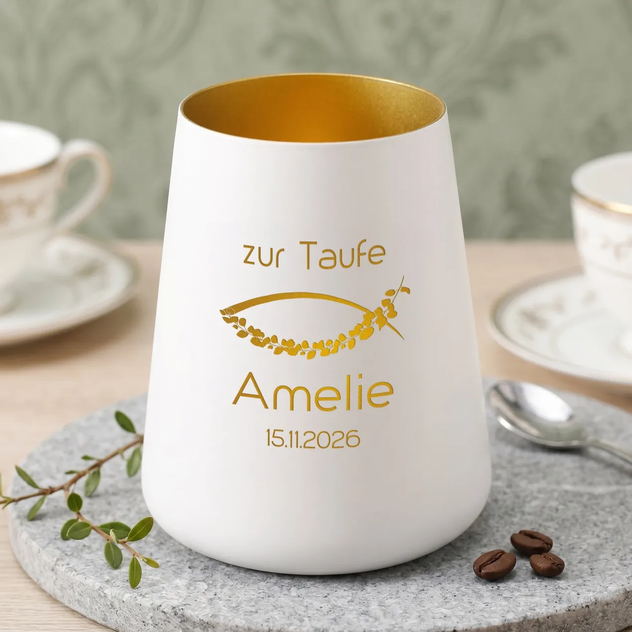 Windlicht zur Taufe, Kommunion & Konfirmation mit Gravur | Personalisiertes Deko Licht in Weiß Gold