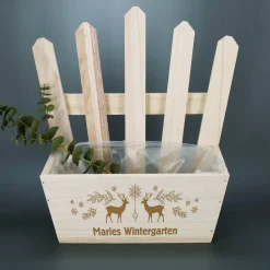 Wintergarten - Holzkiste mit Zaun und festlicher Gravur