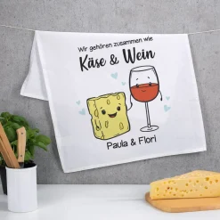 Wir gehören zusammen wie Käse & Wein - Geschirrtuch mit Ihren Wunschnamen