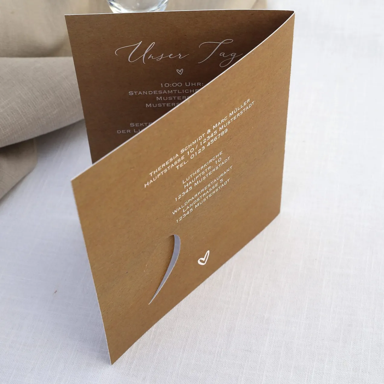 Wir heiraten! Einladungskarte zur Hochzeit mit Foto & Herz