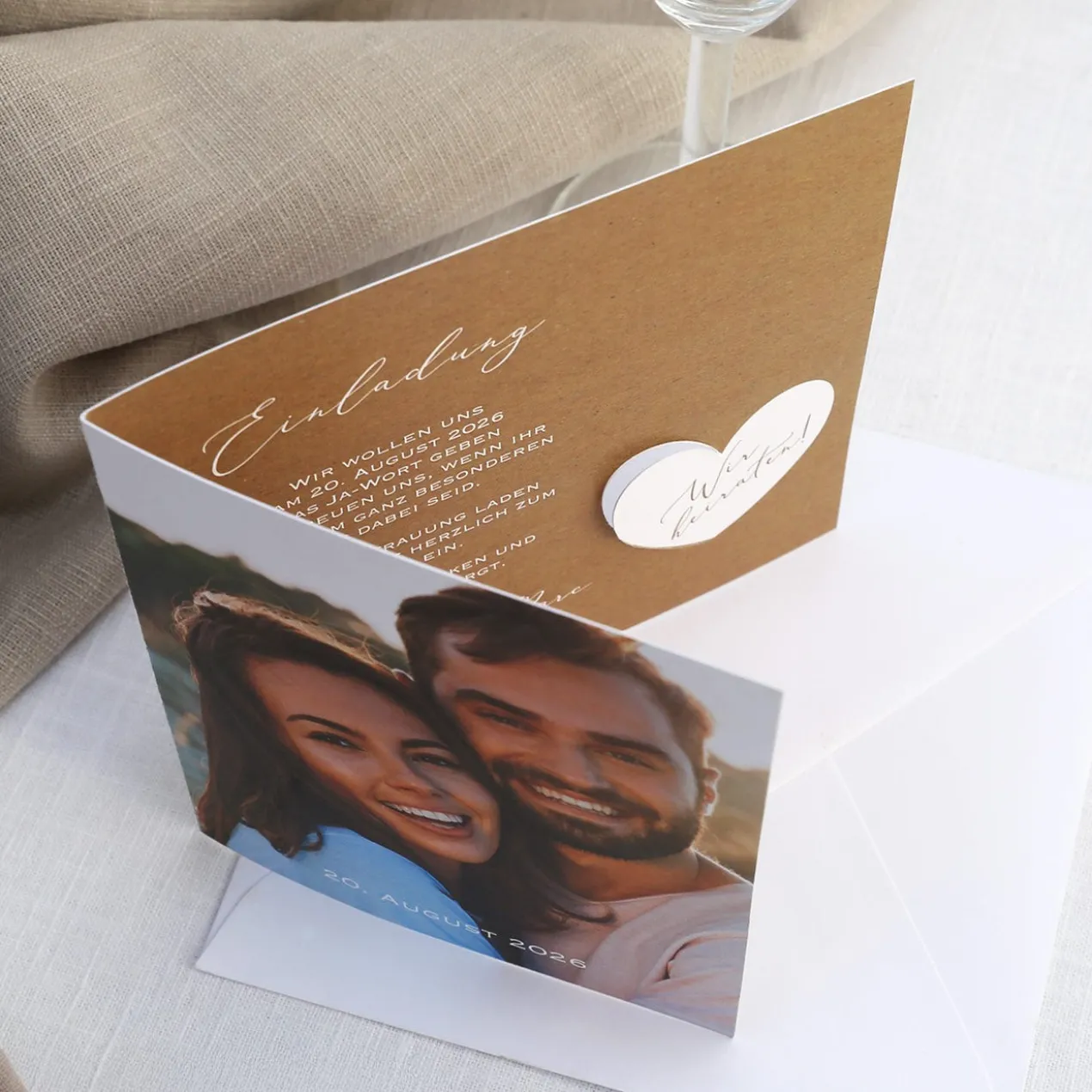 Wir heiraten! Einladungskarte zur Hochzeit mit Foto & Herz
