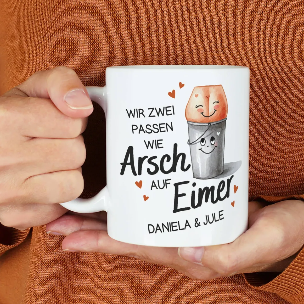 Wir zwei passen wie Arsch auf Eimer - Tasse mit Ihren Wunschnamen