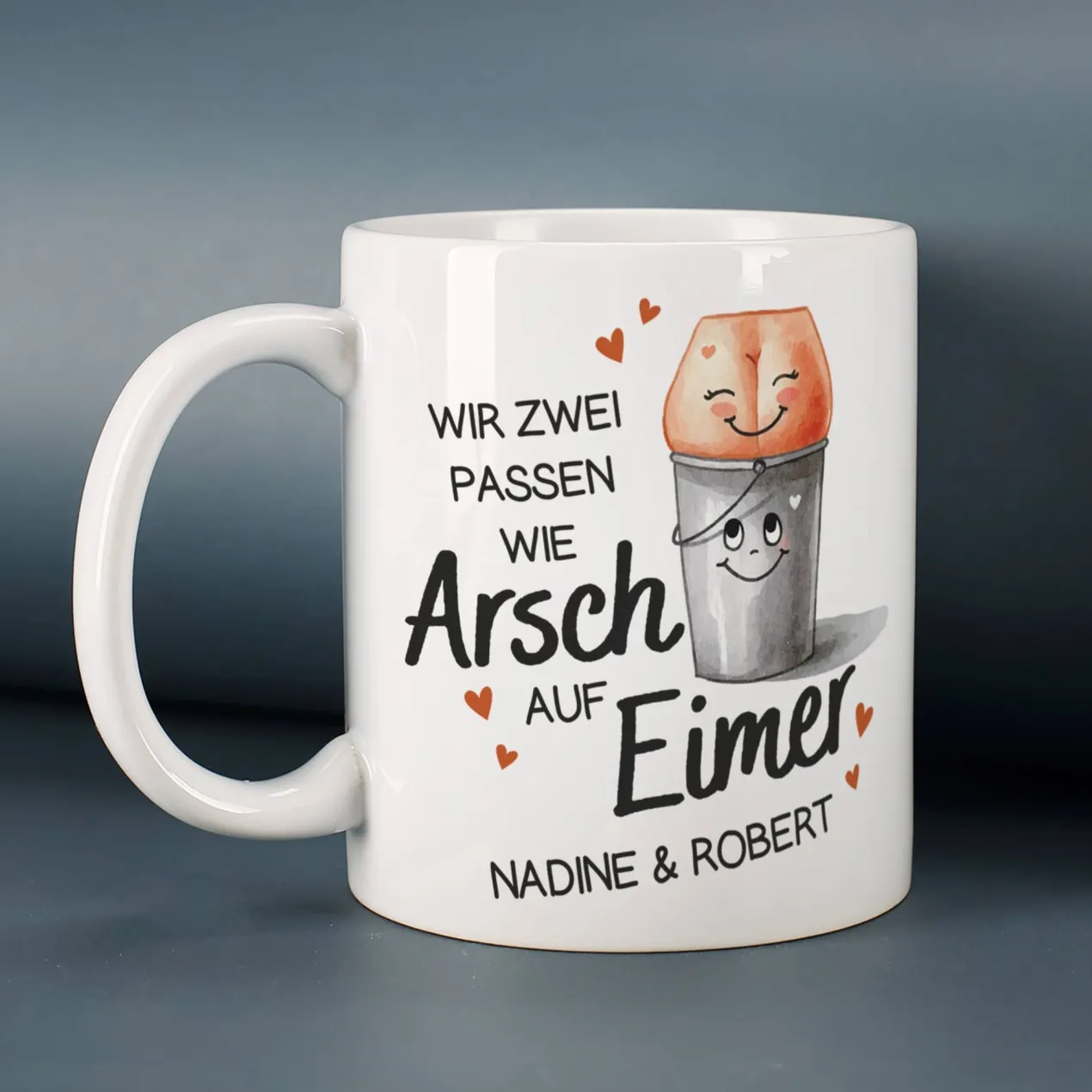 Wir zwei passen wie Arsch auf Eimer - Tasse mit Ihren Wunschnamen