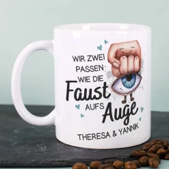 Wir zwei passen wie die Faust aufs Auge - Tasse mit Ihren Wunschnamen