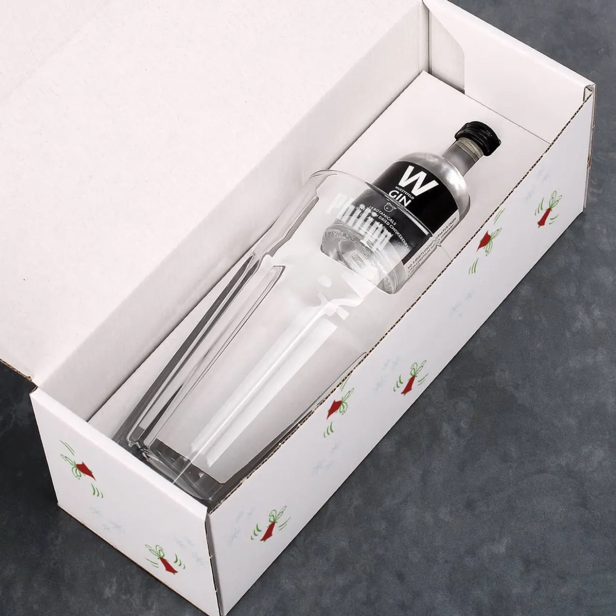 Wuestefeld Gin mit graviertem Gin-Glas in bedruckter Geschenkverpackung für be-gin-liche Weihnachten
