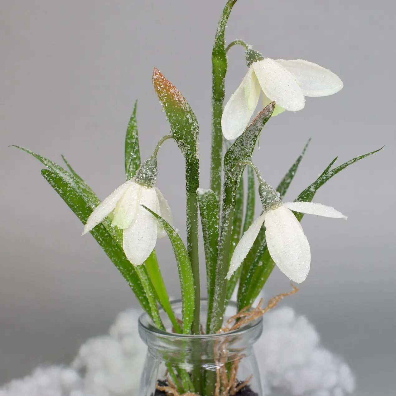 Zarte Schneeglöckchen im Glas mit Schnee und Morgentau | Hochwertige Seidenblumen als Dekoration
