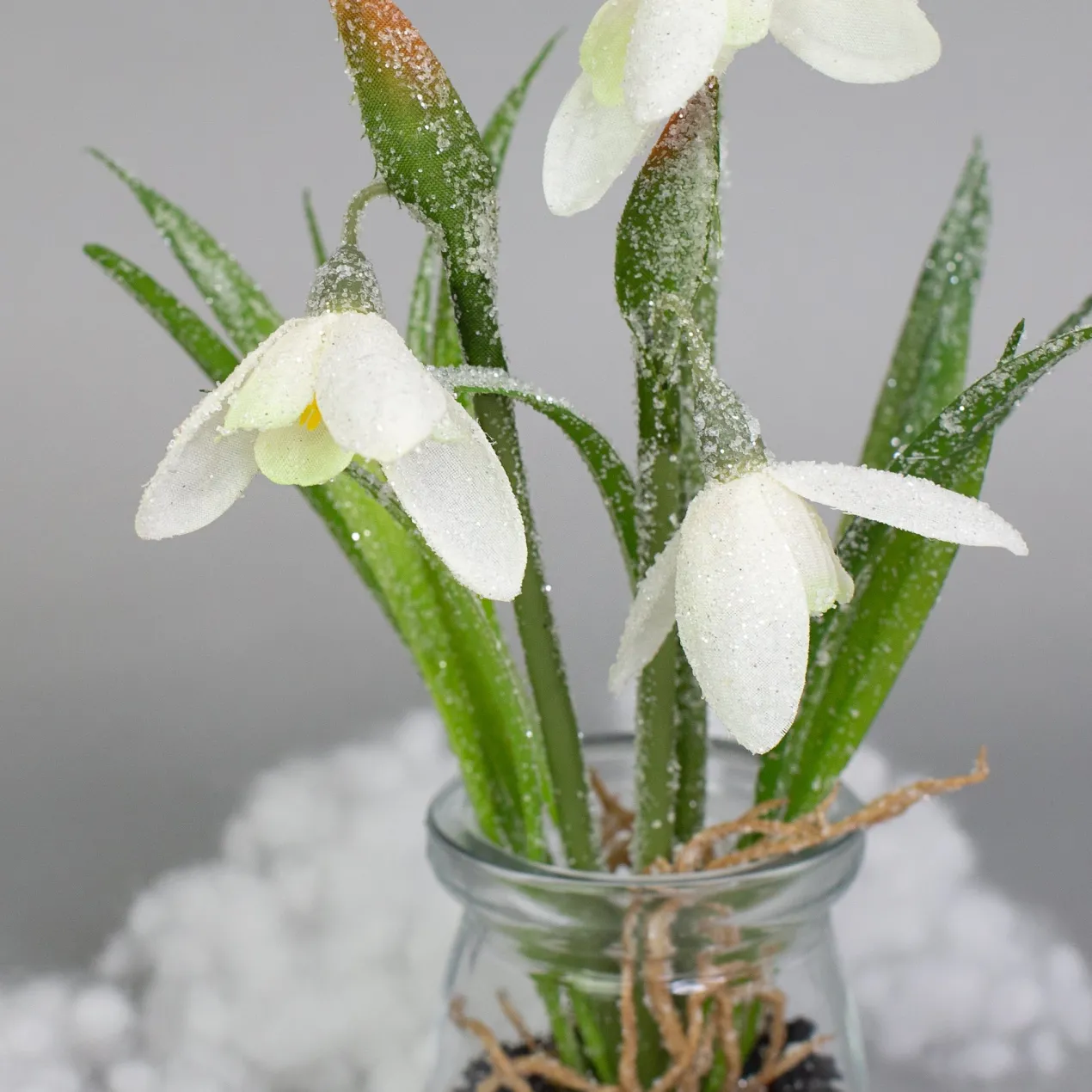 Zarte Schneeglöckchen im Glas mit Schnee und Morgentau | Hochwertige Seidenblumen als Dekoration