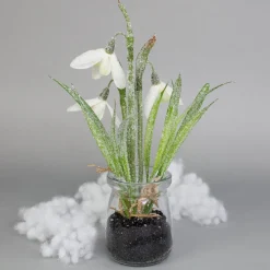 Zarte Schneeglöckchen im Glas mit Schnee und Morgentau | Hochwertige Seidenblumen als Dekoration