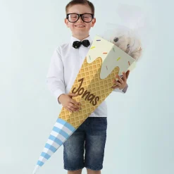 Zuckertüte in Form einer Eiswaffel mit buntem Streuselaufdruck und Wunschname