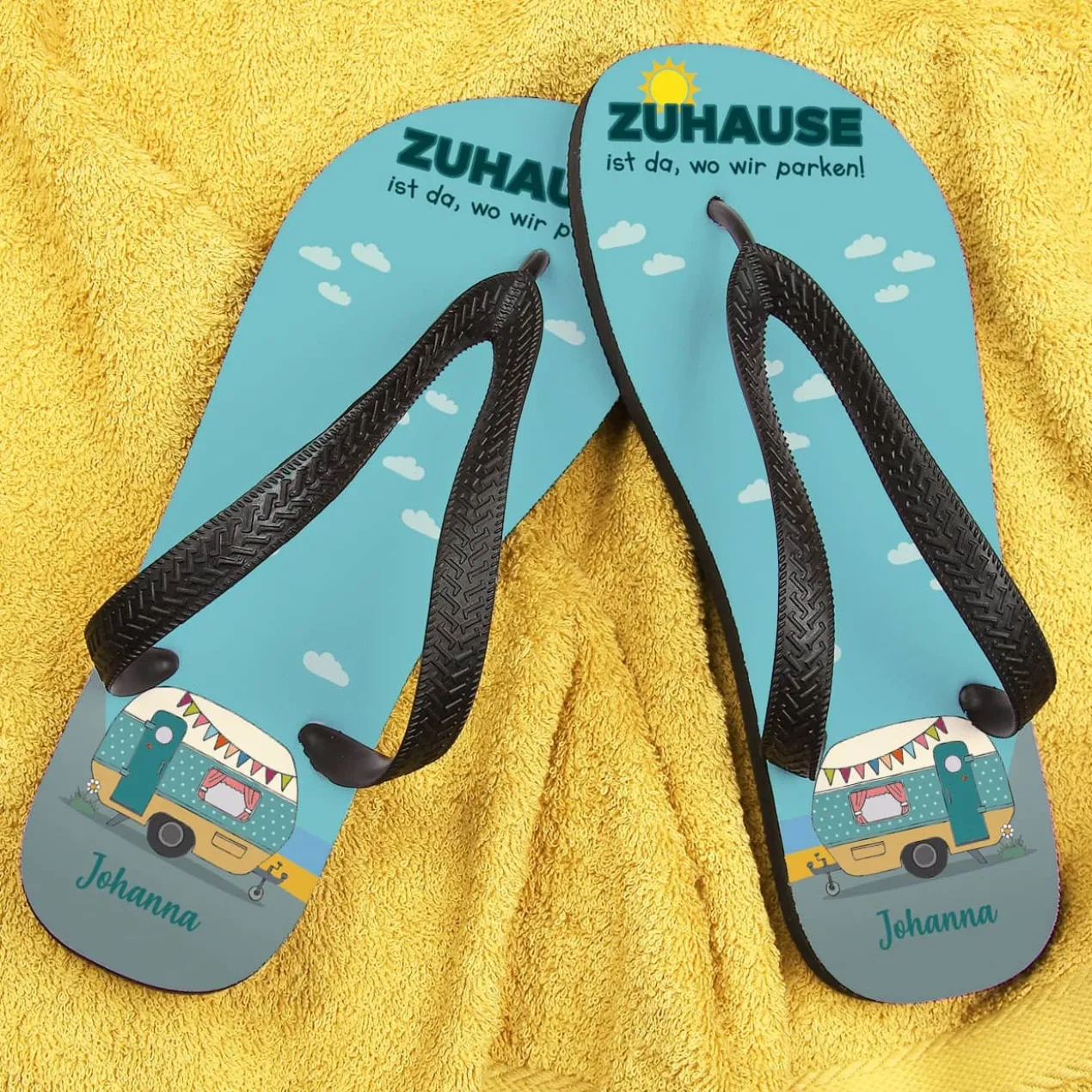 Zuhause ist da, wo wir parken - Zehensandalen mit Camping-Motiv