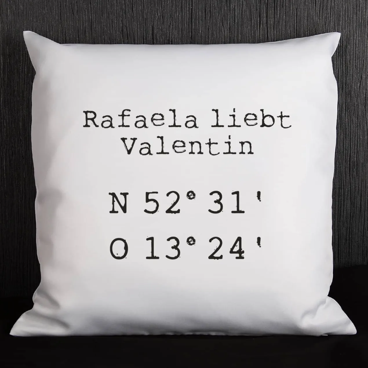 Zum Einzug das Koordinaten-Kissen mit Breitengrad und Längengrad
