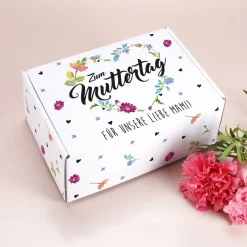 Zum Muttertag - Geschenkverpackung mit Blumenherz Motiv und Wunschtext