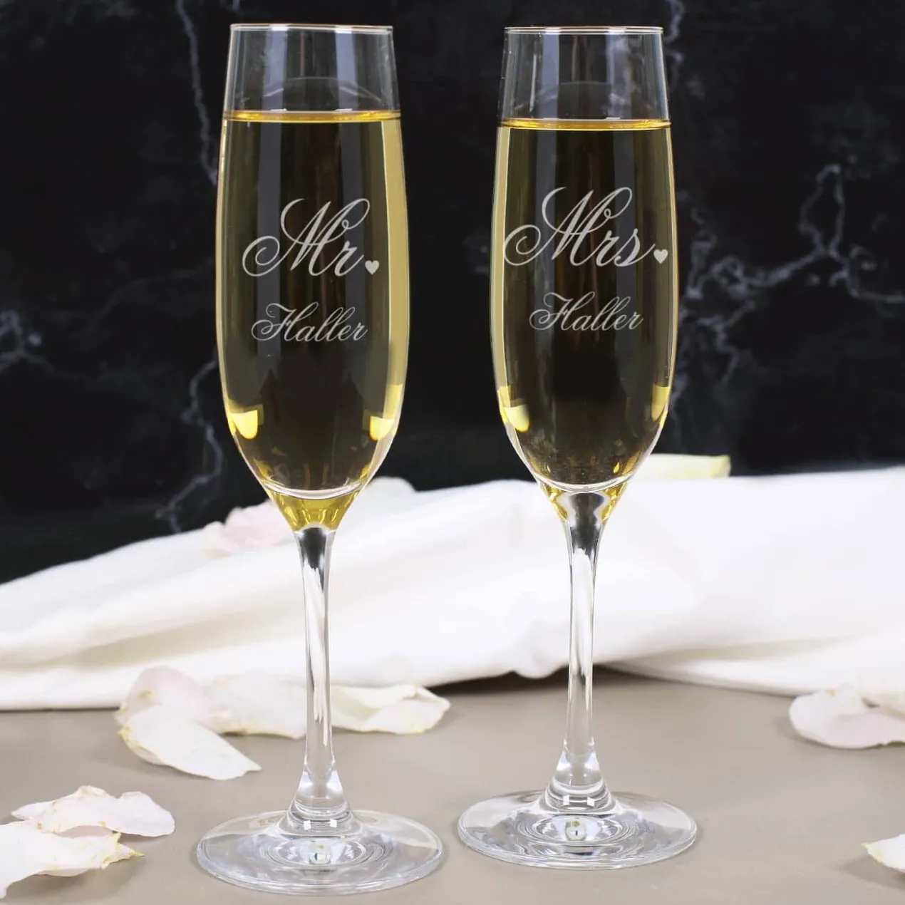 Zwei gravierte Sektgläser zur Hochzeit im Mr. & Mrs. Design