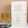 Zwei Herzen, ein Versprechen. - Geschenkset zur Hochzeit mit gravierten Sektgläsern und Holzbox