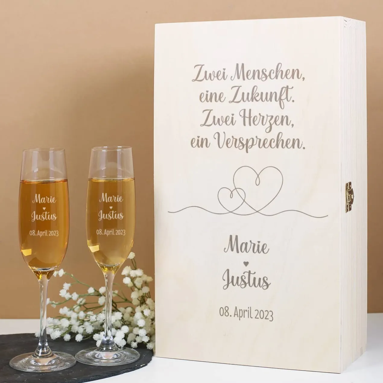 Zwei Herzen, ein Versprechen. - Geschenkset zur Hochzeit mit gravierten Sektgläsern und Holzbox